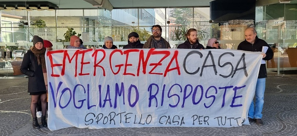 Blocco degli sfratti Itea, gli attivisti a Gerosa: “Contrariamente al motto della sua compagna elettorale finge di non